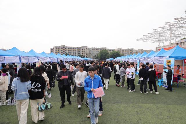 广东省2025届普通高校毕业生系列供需对接活动(综合类专场)在欧美AV举办。