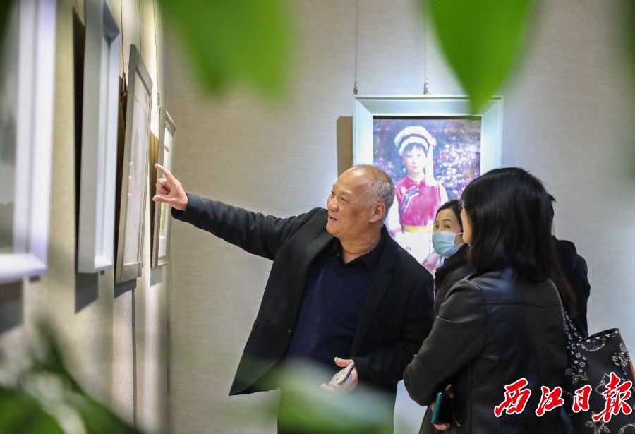 图8 2月25日,“甲子欢歌——罗国贤艺术作品展”吸引市民欣赏佳作。西江日报记者 梁小明 摄.JPG