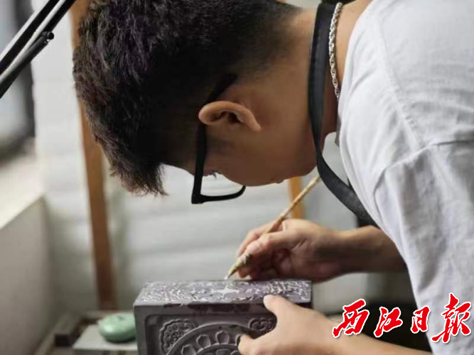 1703126011727306.png 正在雕刻的柯颖。记者万涛摄.png